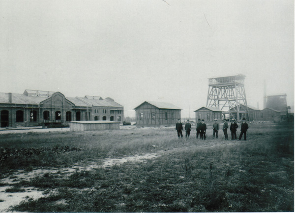 1908: Zechenwerkstatt und Teufgerüst Schacht 2 im Bau