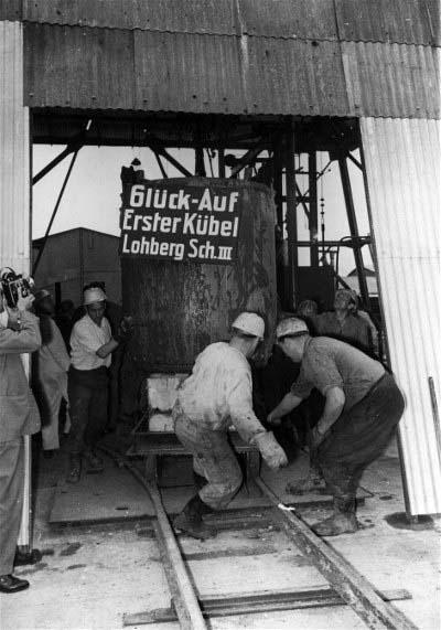 1960: Erster Kübel Schacht Lohberg 3
